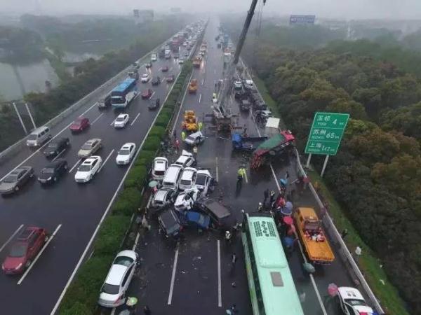 行車記錄儀視頻曝光！滬蓉高速25車連環(huán)相撞原因找到了